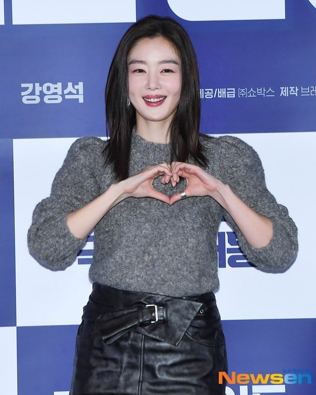 Photo by shh daily on October 21, 2025. May be an image of text that says '강영석 1공/배급(주)쇼박스 1공/배급 ([주)쇼박스 제작 브근 7 Newsen'.