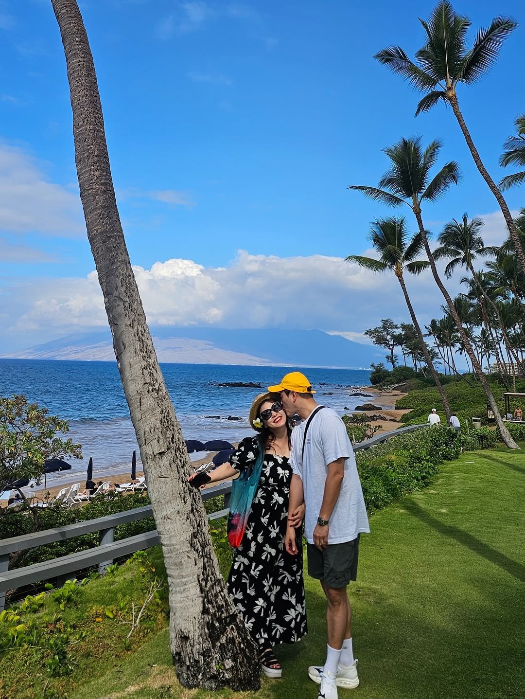 Photo by 개그우먼 심진화🌷 on December 26, 2025. May be an image of people kissing, ocean, palm trees and text.