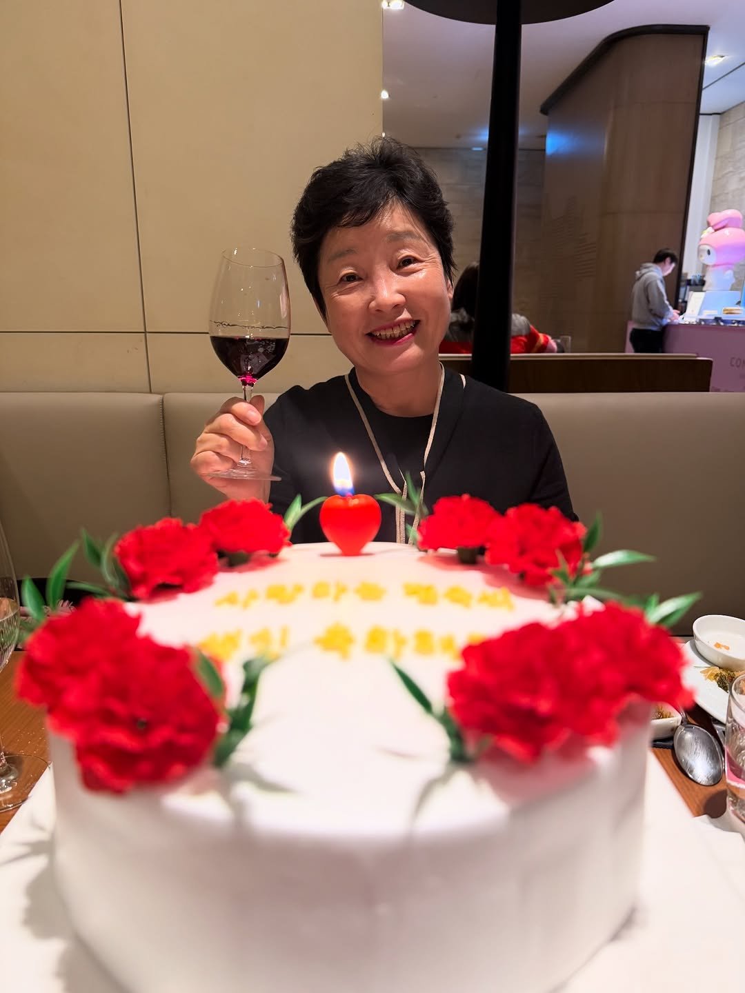 Photo by 개그우먼 심진화🌷 on February 04, 2026. May be an image of candle, cake, prairie gentian and text.