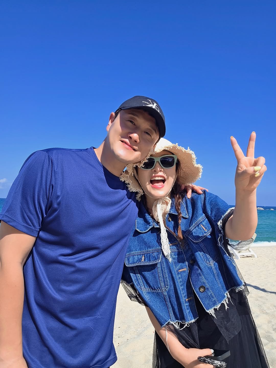 Photo by 개그우먼 심진화🌷 on September 30, 2025. May be an image of 2 people, beach, ocean and text.
