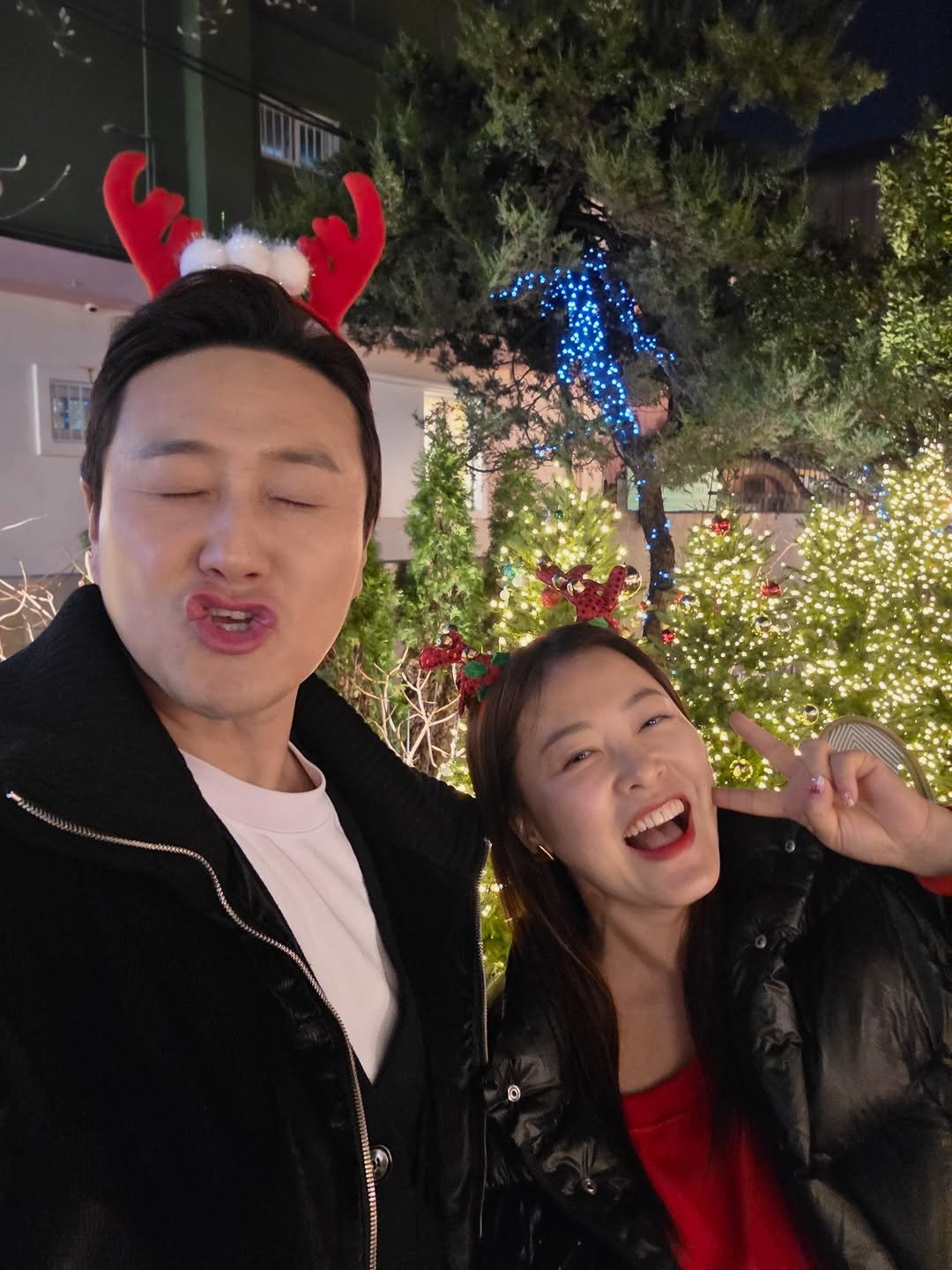 Photo by 개그우먼 심진화🌷 on December 24, 2025. May be an image of christmas tree, night and text.