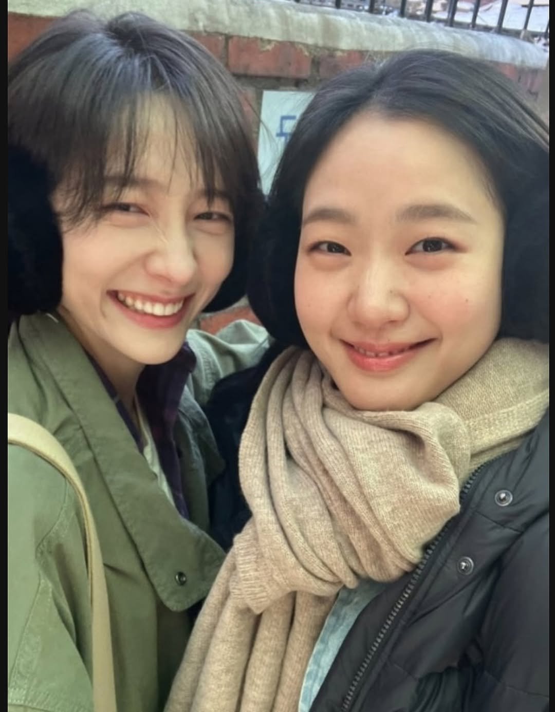 Photo by 개그우먼 심진화🌷 on September 20, 2025. May be a selfie of 2 people, duffle coat, turtleneck, parka and text.