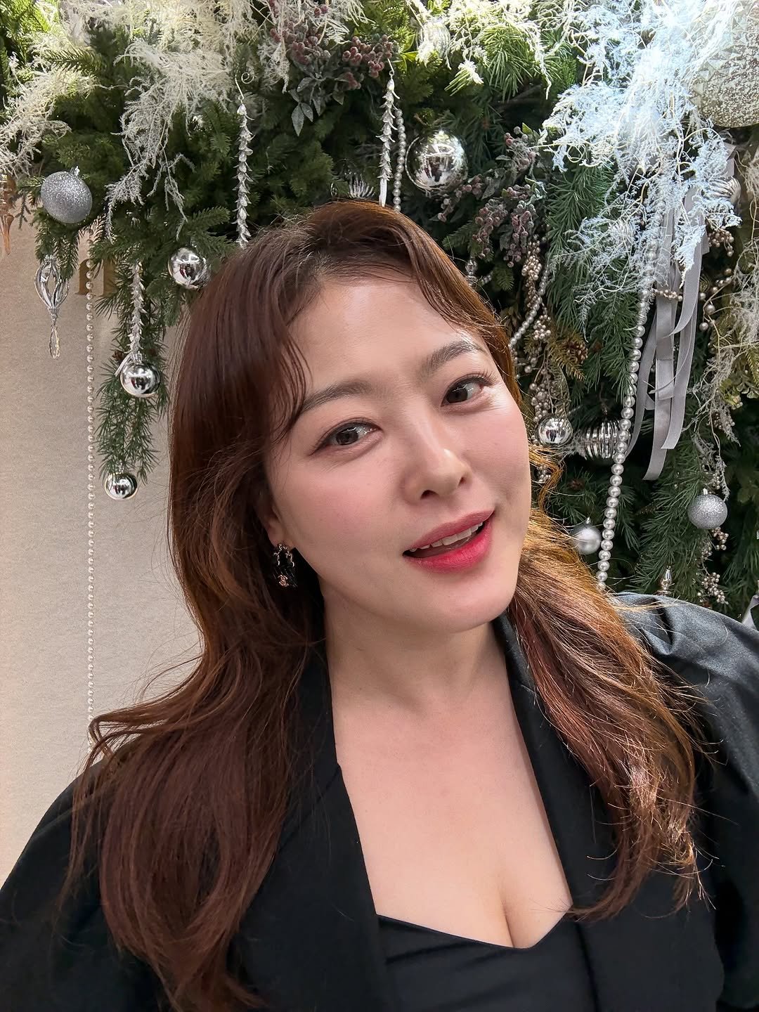 Photo by 개그우먼 심진화🌷 on November 15, 2025. May be an image of one or more people, hair, baby's-breath and text.