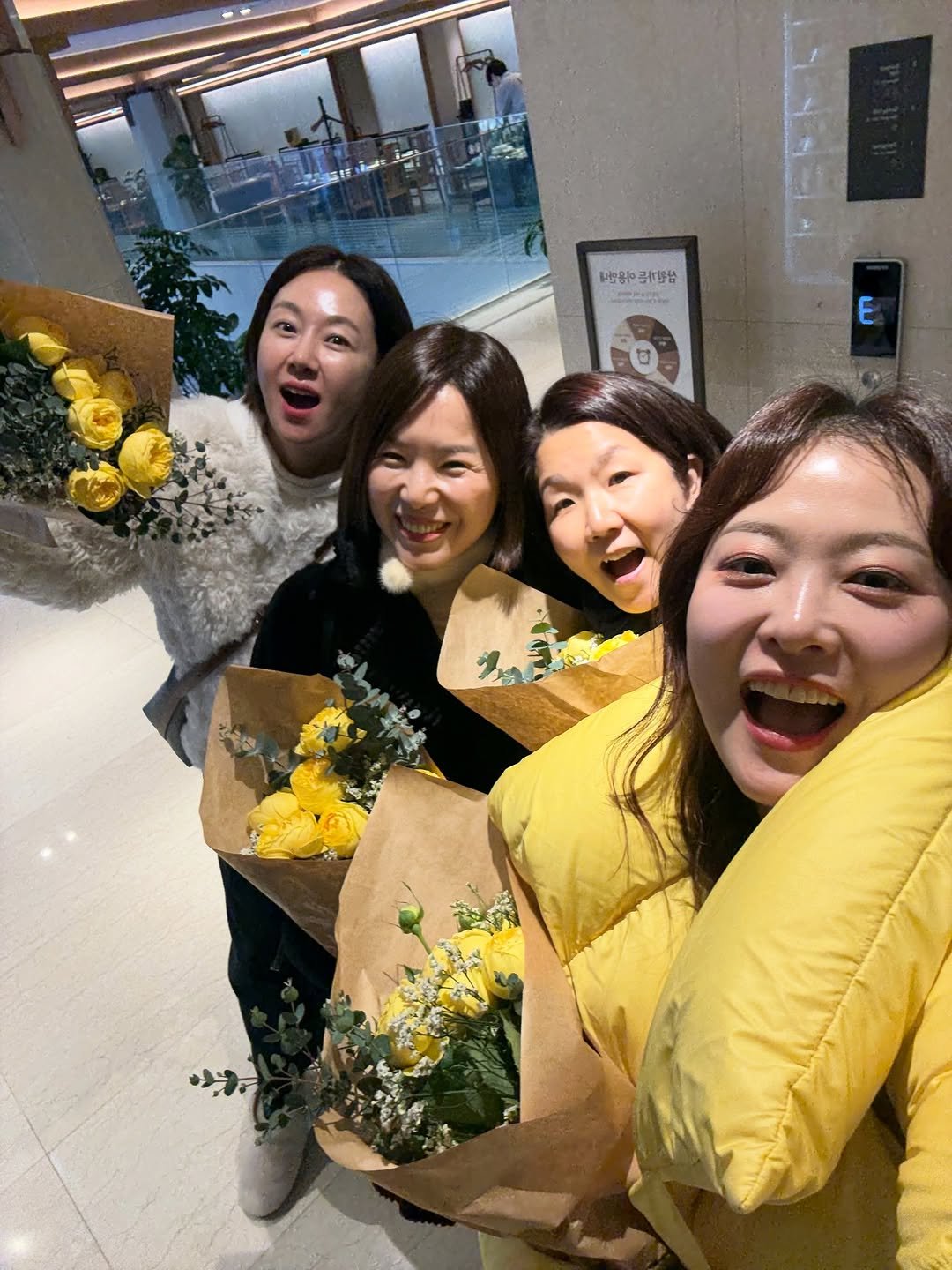 Photo by 개그우먼 심진화🌷 on January 01, 2026. May be an image of one or more people, baby's-breath, white lily and text.