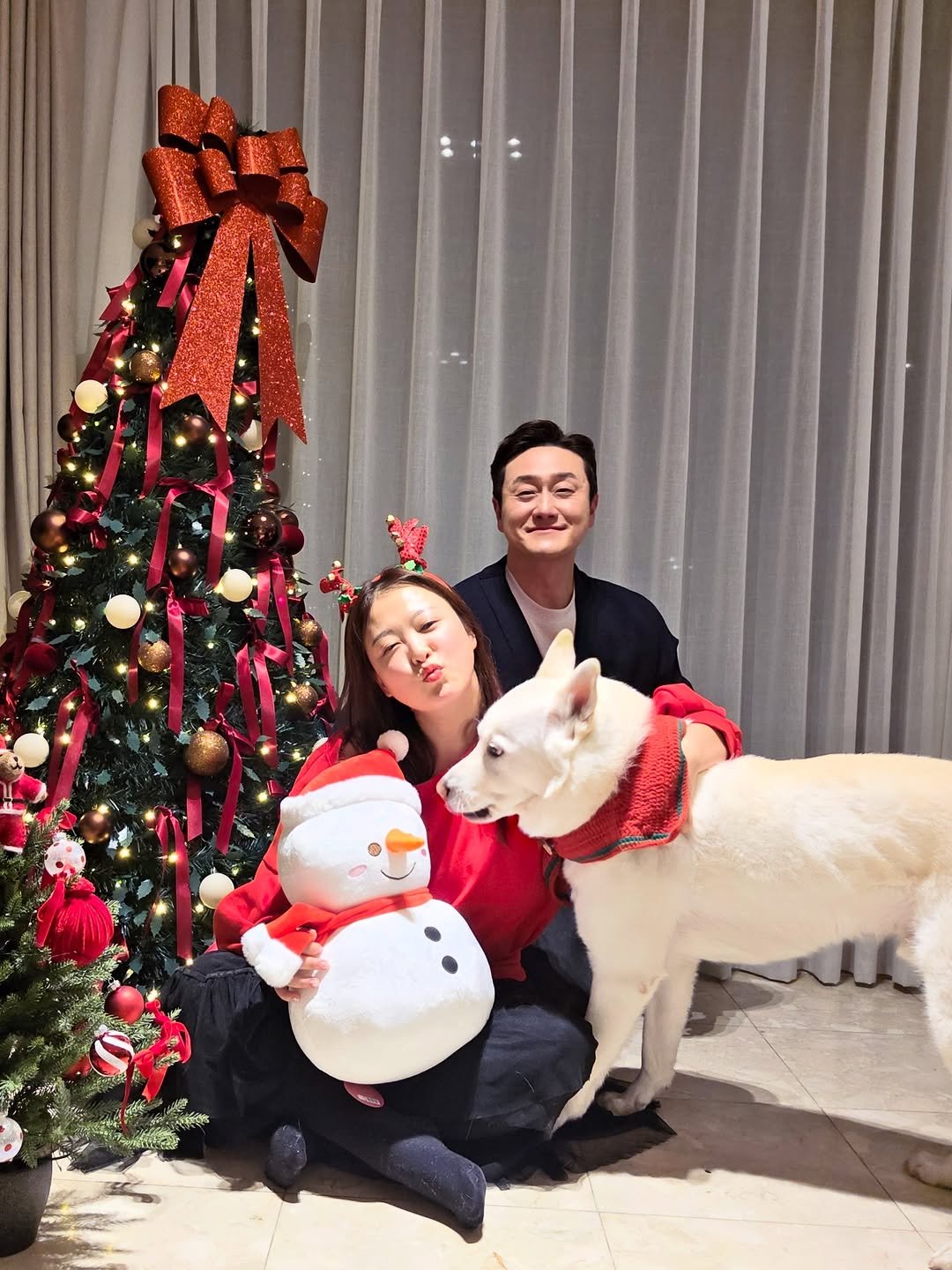 Photo by 개그우먼 심진화🌷 on December 24, 2025. May be an image of christmas tree, snowman, tinsel and text.