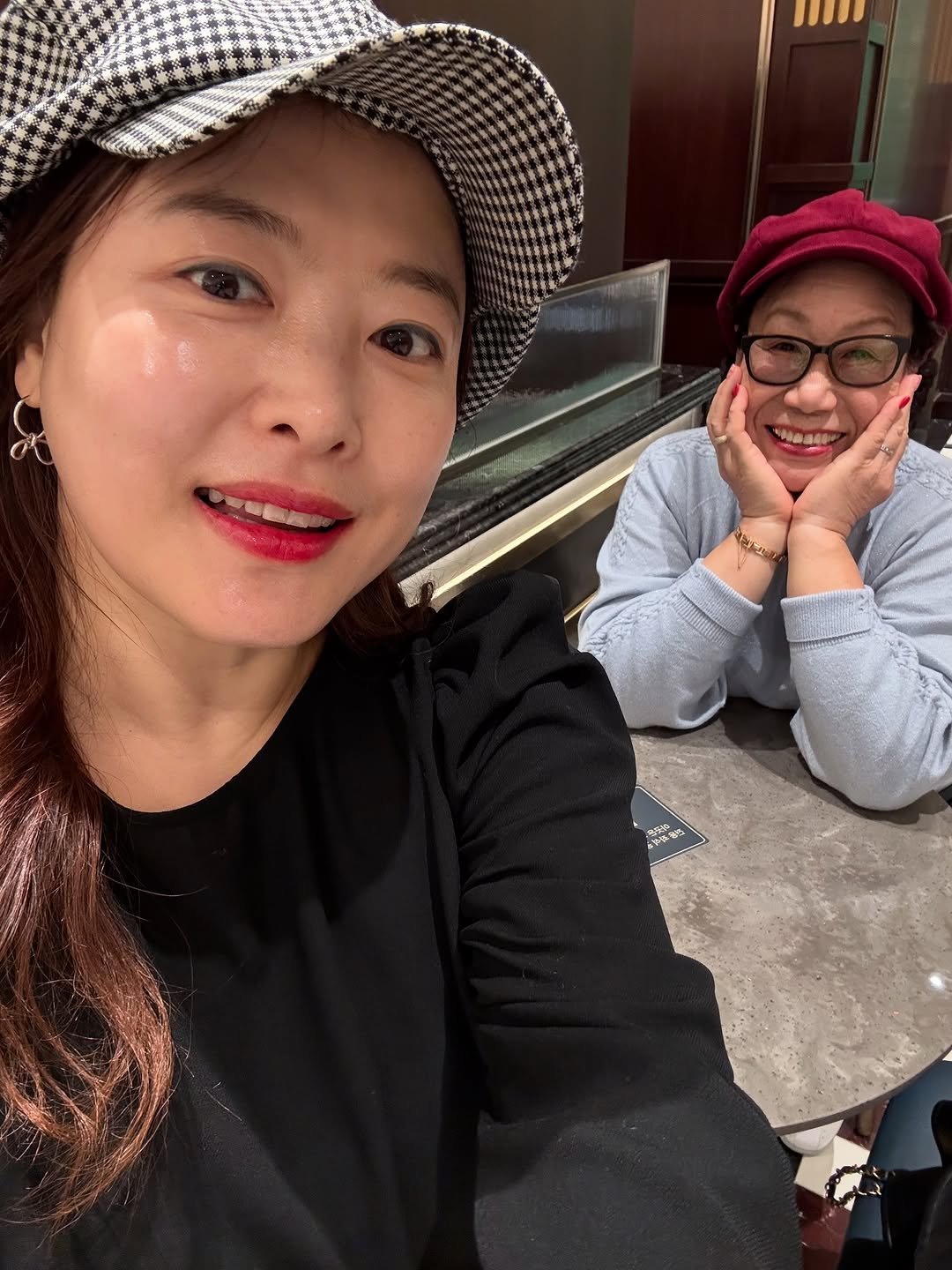 Photo by 개그우먼 심진화🌷 on November 04, 2025. May be a selfie of one or more people, hat, beret and text.