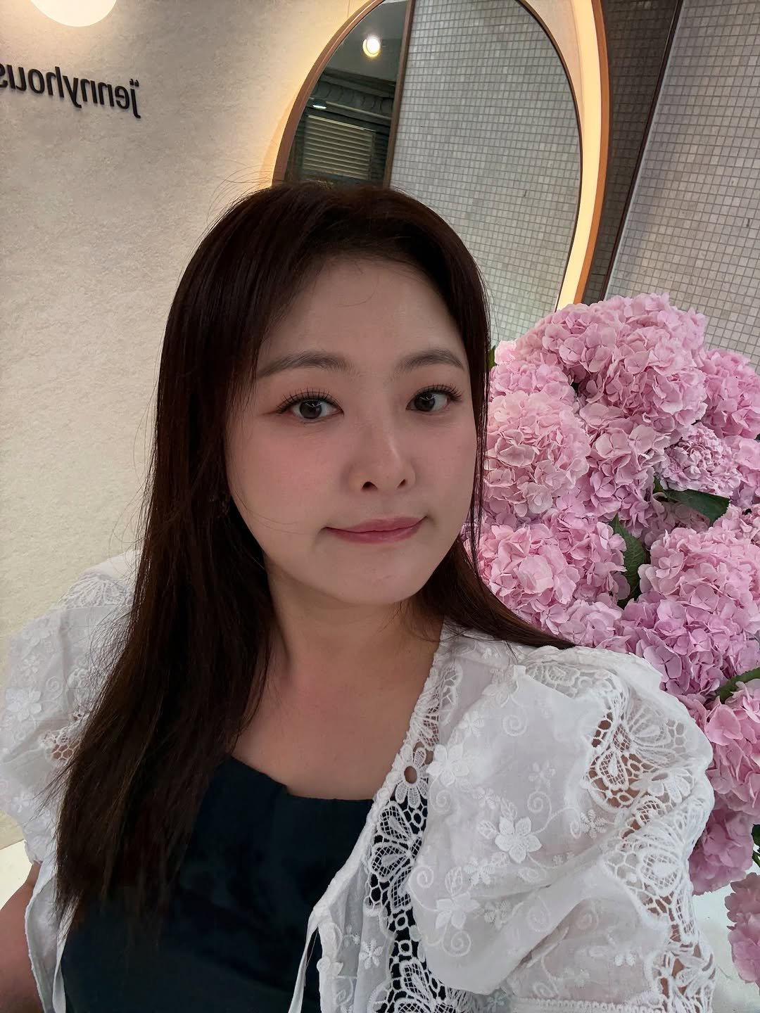 Photo by 개그우먼 심진화🌷 on July 22, 2025. May be an image of 1 person, hair, baby's-breath, white lily and text.