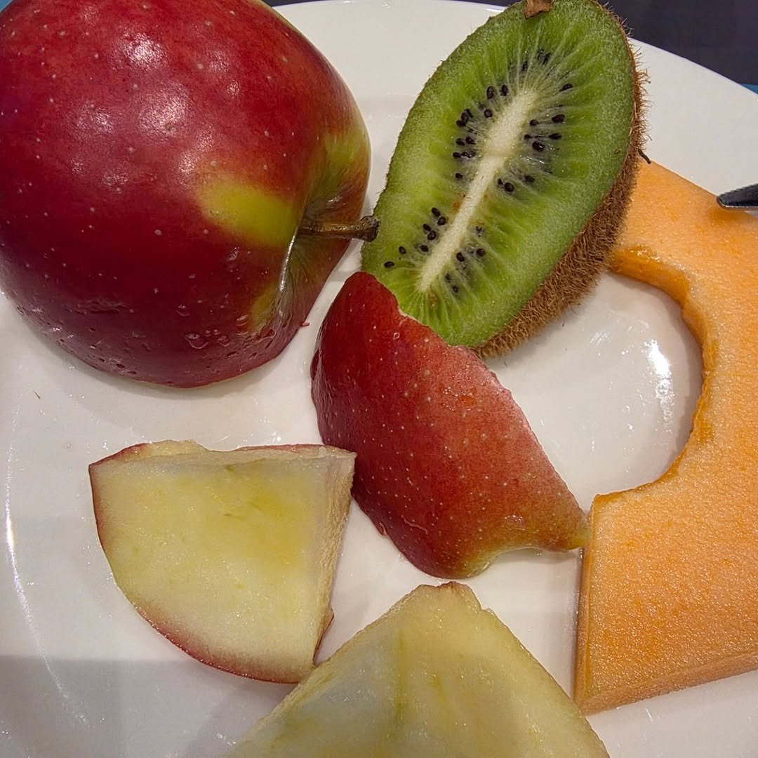 Photo by 신애라 on October 20, 2025. May be an image of apple, fruit salad, pear, fruit cocktail, melon, cantaloupe and text.