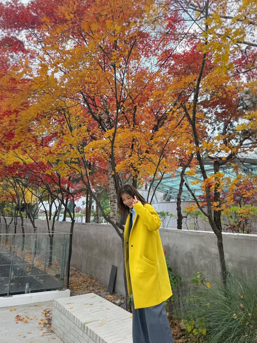 Photo by 신애라 on November 21, 2025. May be an image of overcoat, duffle coat, raincoat and text.