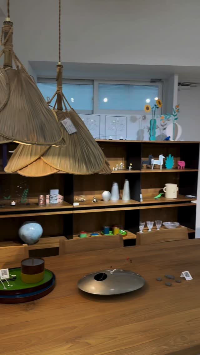 shinaela_if 게시물 이미지: 어쩜 이리 다 이쁠까요
가구 페브릭 그릇 공예품 
눈호강 실컷 하고있어요♡
저처럼...