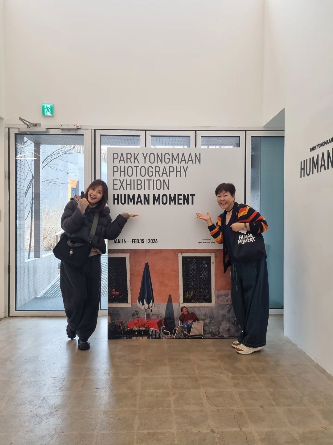 Photo by 신애라 on February 12, 2026. May be an image of duffle coat, parka and sling.