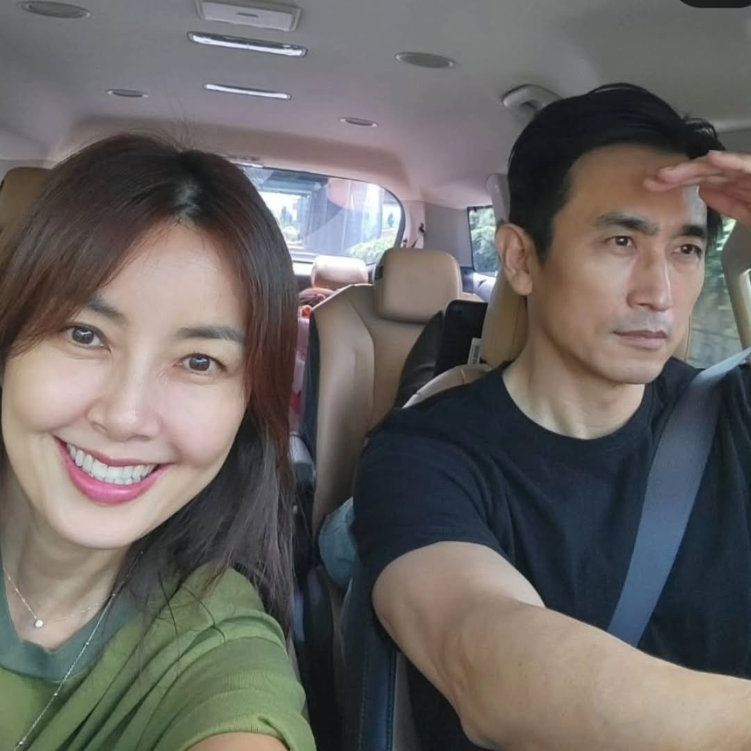 Photo by 신애라 on October 05, 2025. May be a selfie of 2 people, hair, seatbelt and text.