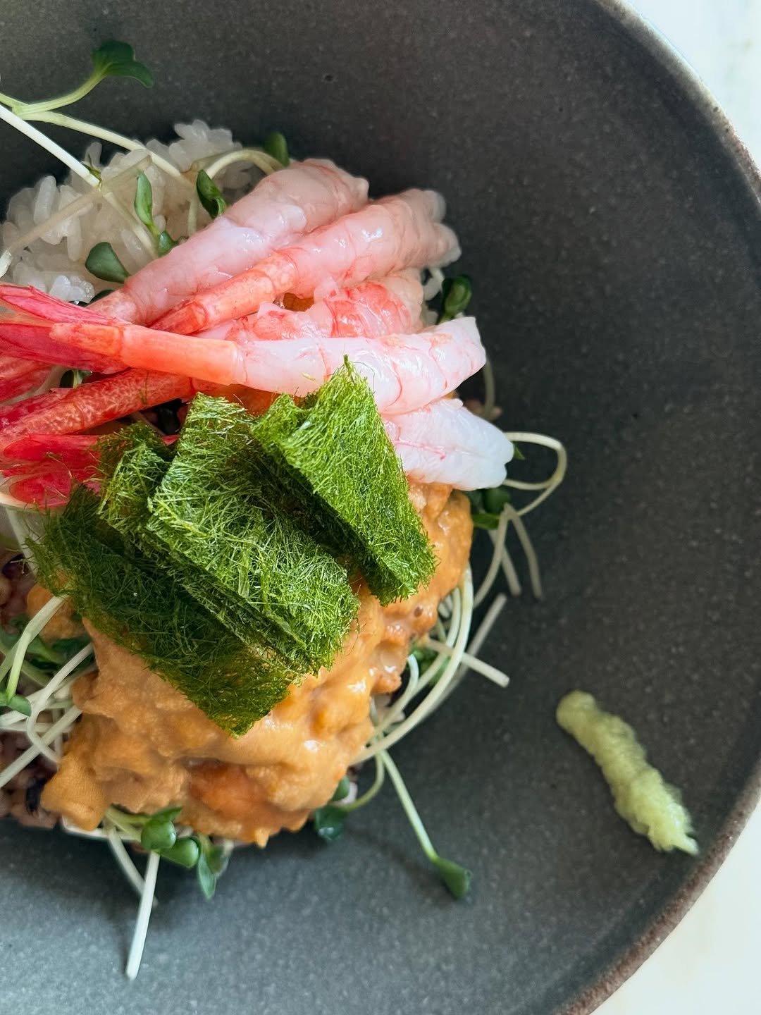Photo by 신애라 on September 02, 2025. May be an image of sashimi, roe, seaweed, prawn, shellfish and text.