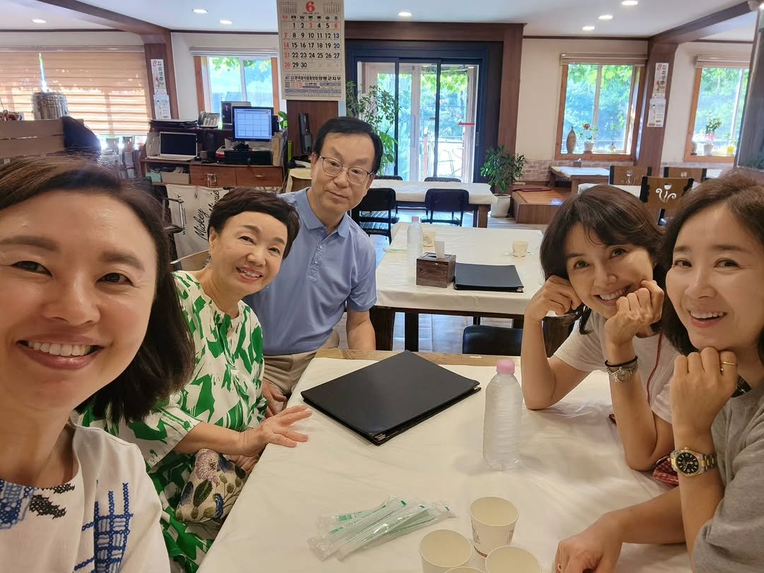 shinaela_if 게시물 이미지: 초등1학년 학부형으로만나 어느덧20년
매번 자신을 희생하는 셀카로 
추억을...