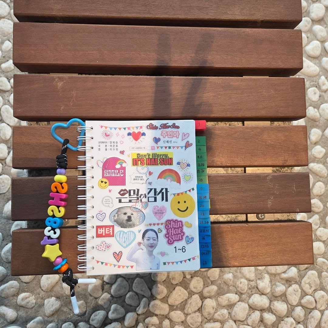 Photo by 신혜선  Shin hae sun on September 06, 2025. May be an image of diary, barrette, pencil case, book and clipboard.