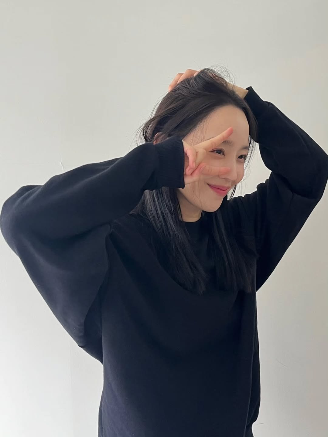 Photo by 신혜선  Shin hae sun on October 10, 2025. May be an image of one or more people, braids, top, turtleneck, sweatshirt and text.