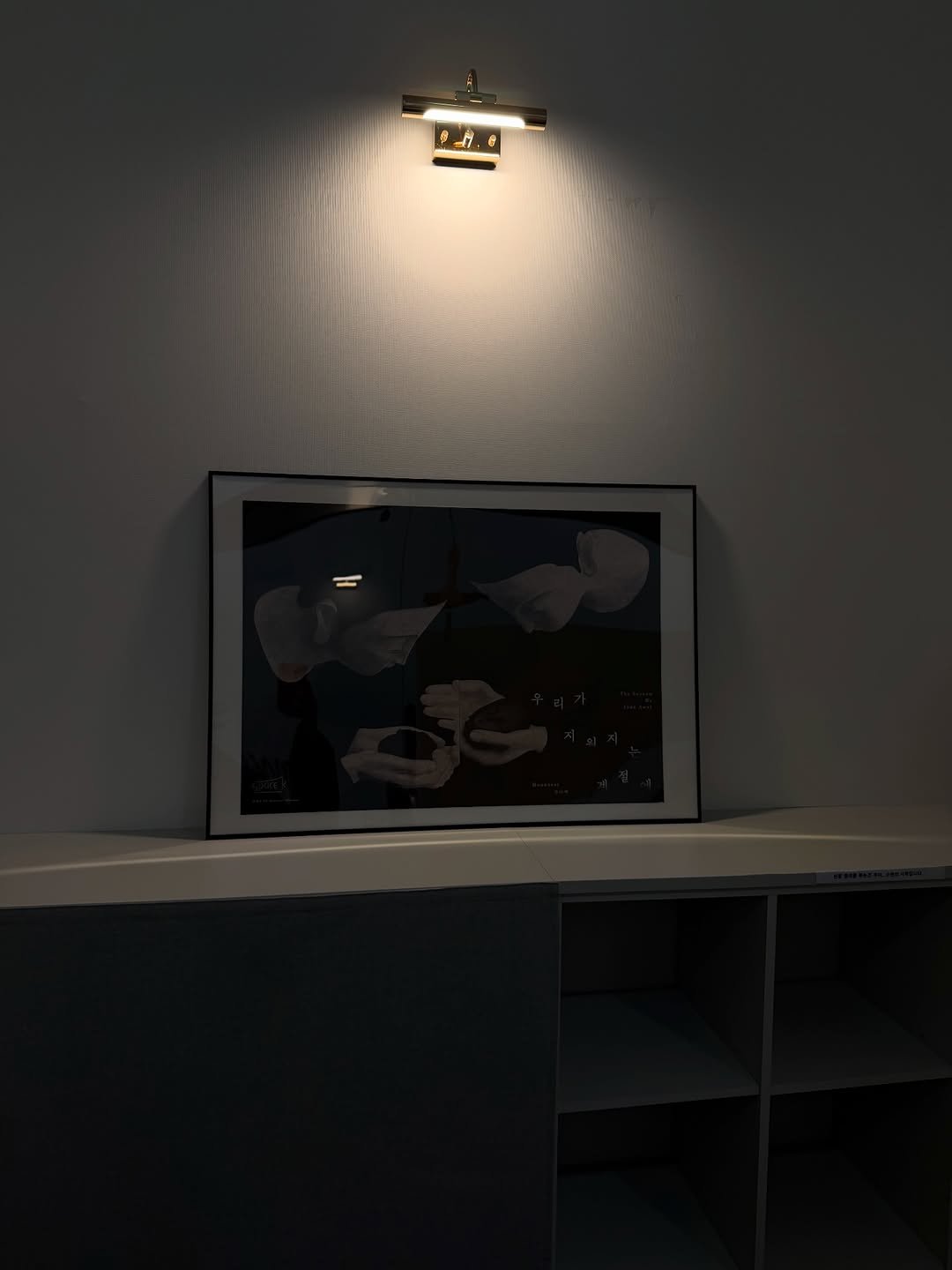 Photo shared by 파주 운정 • 요가 고우 스튜디오 on December 29, 2025 tagging @moonothing, and @shinhyeaa. May be an image of sink, lighting, credenza, rack, lamp, indoors and text.