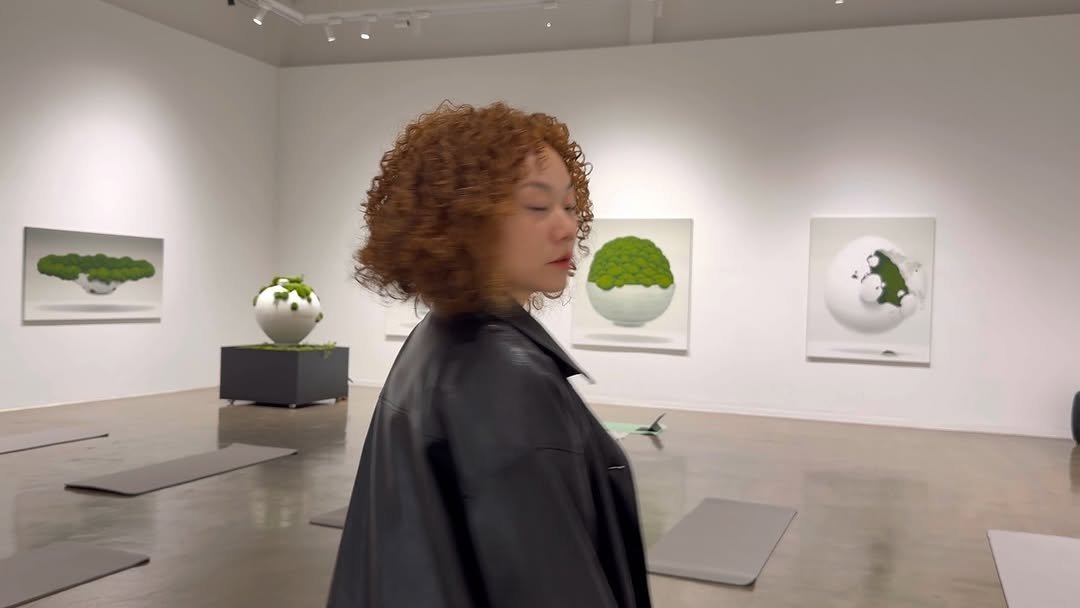 Photo by 김신혜 on October 26, 2025. May be an image of sculpture and text.