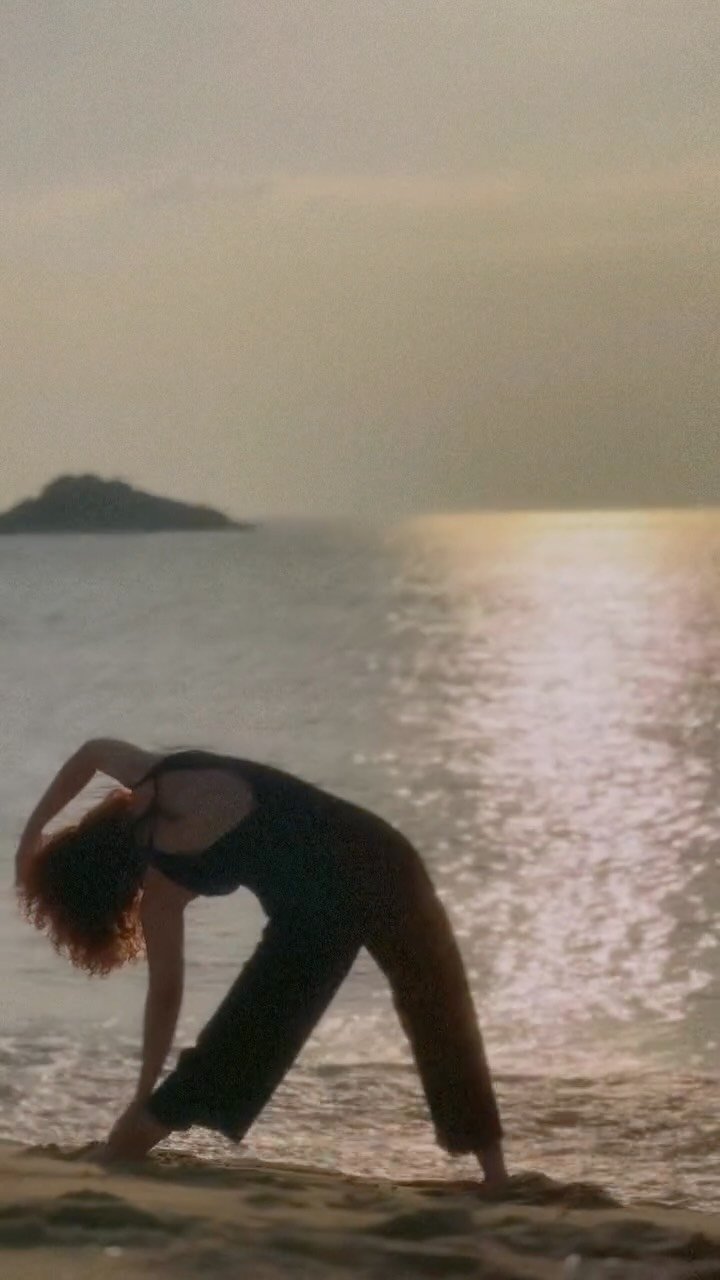 shinhyeaa 게시물 이미지: 햇빛은 부드럽고, 파도는 천천히 밀려오고, 
우리는 잠시 멈춰서 낭만을...