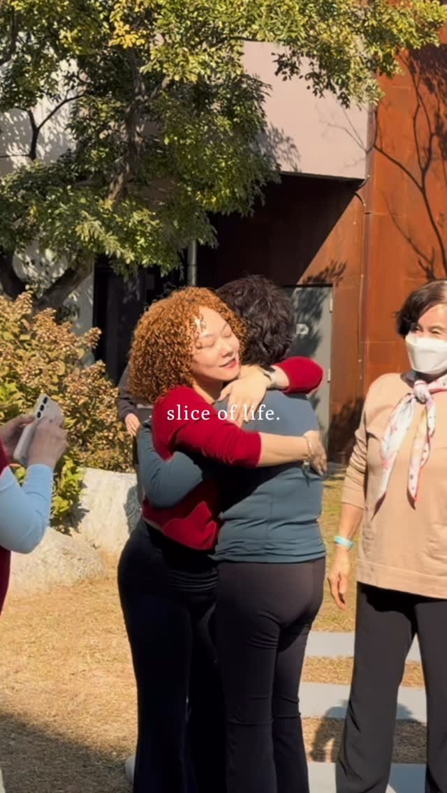 shinhyeaa 게시물 이미지: 따뜻한 눈빛과 심장을 맞대고 

#아트파먼트위크 #야외요가 #갤러리끼 @gallerykki