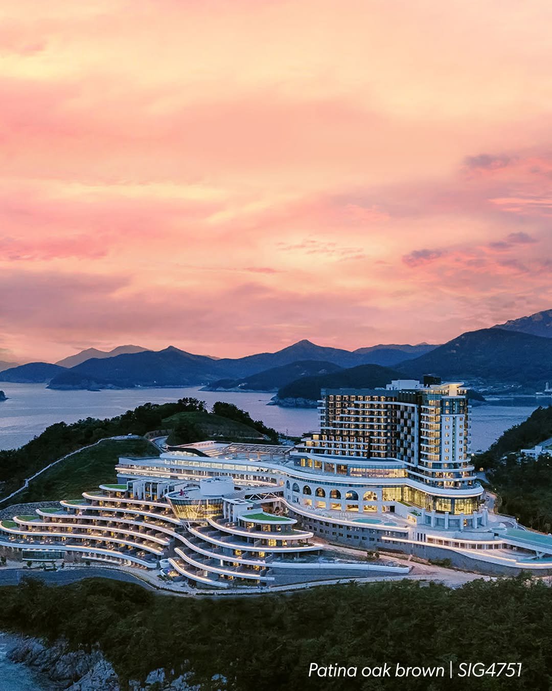 Photo by 퀵스텝 마루 on October 20, 2025. May be an image of ship and text that says 'Patina oak brown SIG4751'.