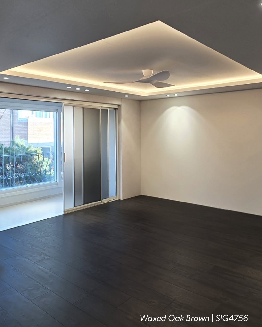 Photo by 퀵스텝 마루 on March 26, 2026. May be an image of lighting, indoors and text that says 'Waxed Oak Brown VaxedOakBrownSIG4756 SI SIG4756'.