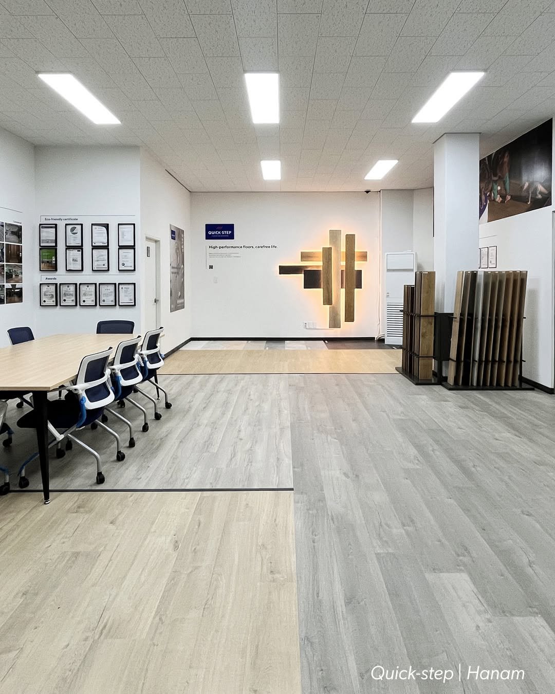 Photo by 퀵스텝 마루 on October 24, 2025. May be an image of ‎lighting, indoors, office, hallway and ‎text that says '‎BURCESTE CUERSTER ك E Rnan 4 ددررا Quick-step Quick-step|Hanam step Hanam‎'‎‎.