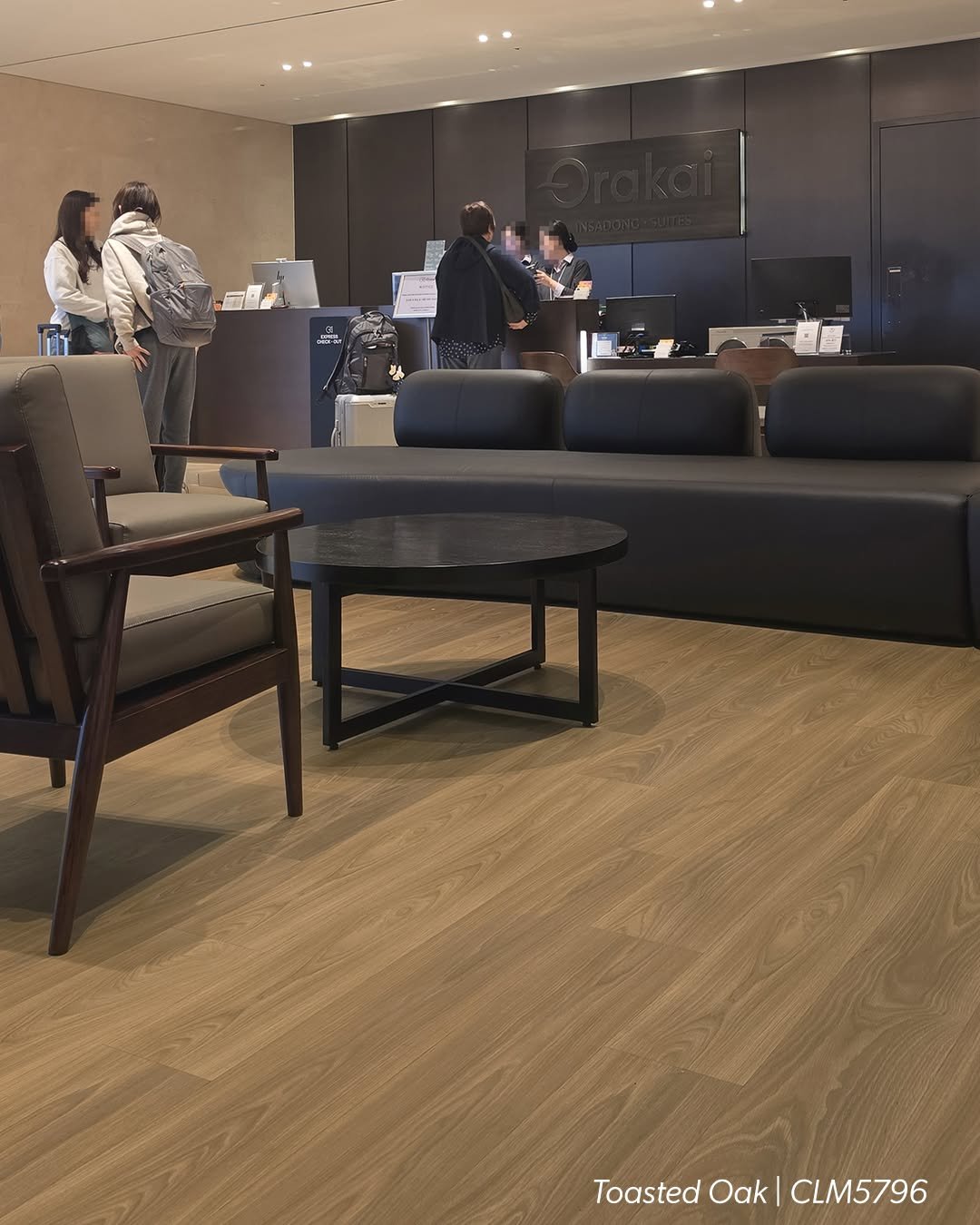 Photo by 퀵스텝 마루 on April 13, 2026. May be an image of lighting, carpet, indoors, office and text.