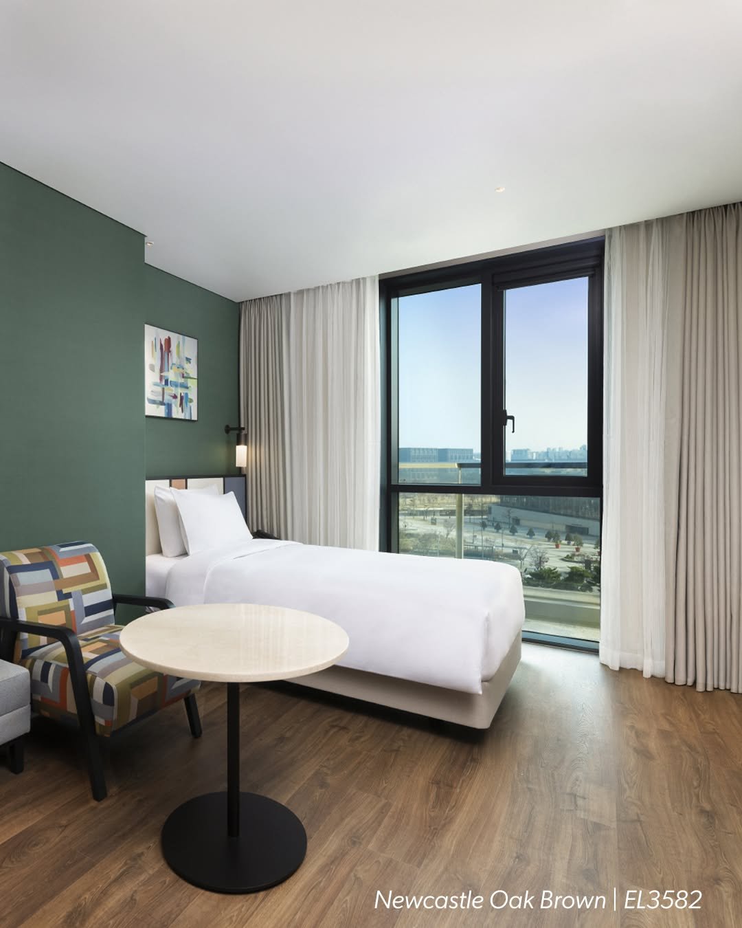 Photo by 퀵스텝 마루 on August 27, 2025. May be an image of headboard, bedroom and text that says '星 IL Ap Newcastle Oak Brown NewcosteOakBrown|EL3582 EL3582'.