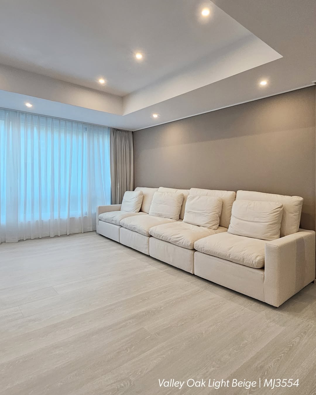 Photo by 퀵스텝 마루 on October 14, 2025. May be an image of lighting, sofa, carpet, living room, indoors and text.