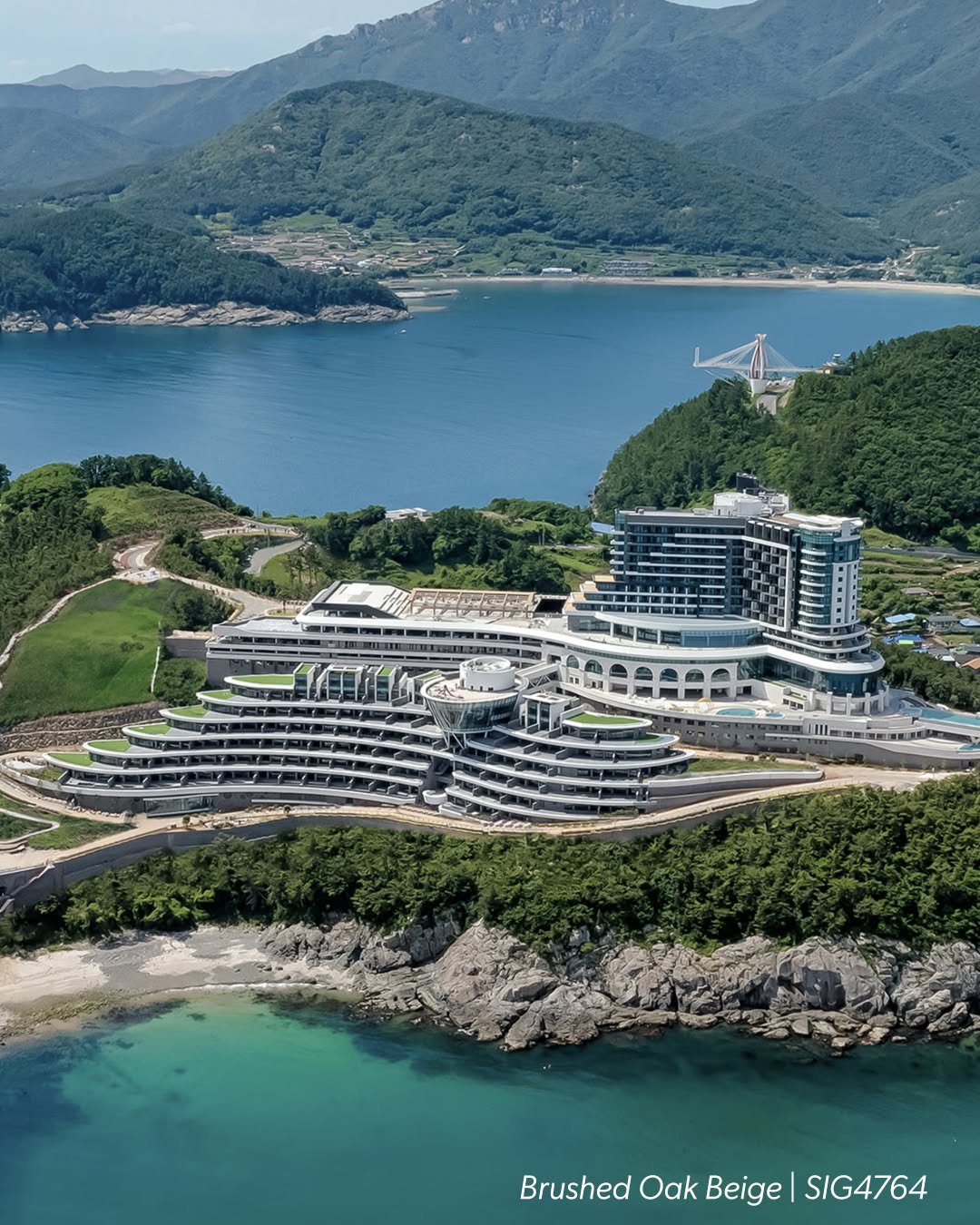 Photo by 퀵스텝 마루 on September 03, 2025. May be an image of ship, the Panama Canal and text that says 'TE Brushed BrushedOakBeigeSIG4764 Oak Beige SIG4764'.