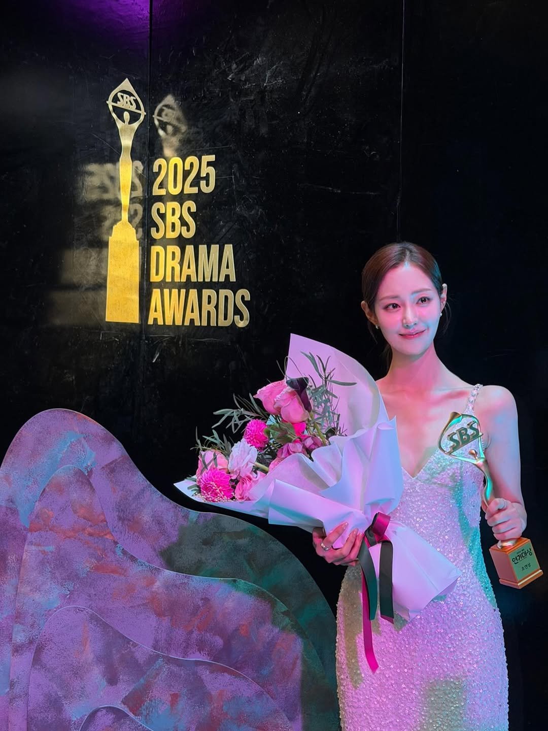 Photo by 신슬기 Shin Seul Ki on January 01, 2026. May be an image of poster, dress and text that says '2025 SBS DRAMA AWARDS'.