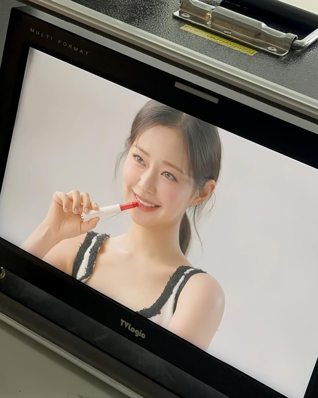 Photo shared by 신슬기 Shin Seul Ki on July 03, 2025 tagging @veemil.j, @eunji_ouioui, @ayyounging, and @hhjbeauty.official.