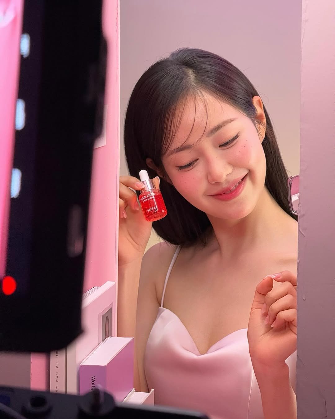 Photo shared by 신슬기 Shin Seul Ki on May 05, 2025 tagging @cosmopolitankorea, @bandinail_official, @bandi_selfnail, and @edgeu_official.