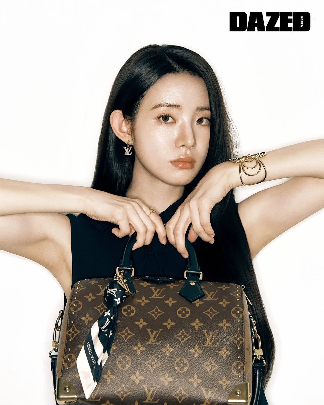 Photo by 신시아 on September 18, 2025. May be an image of 1 person, purse and text that says 'DAZE! V'.