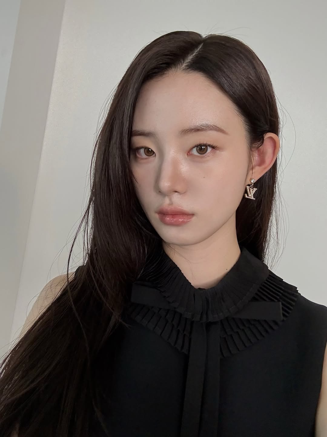 Photo shared by 신시아 on September 18, 2025 tagging @louisvuitton, and @dazedkorea. May be a selfie of 1 person, hair, makeup, top, turtleneck and text.