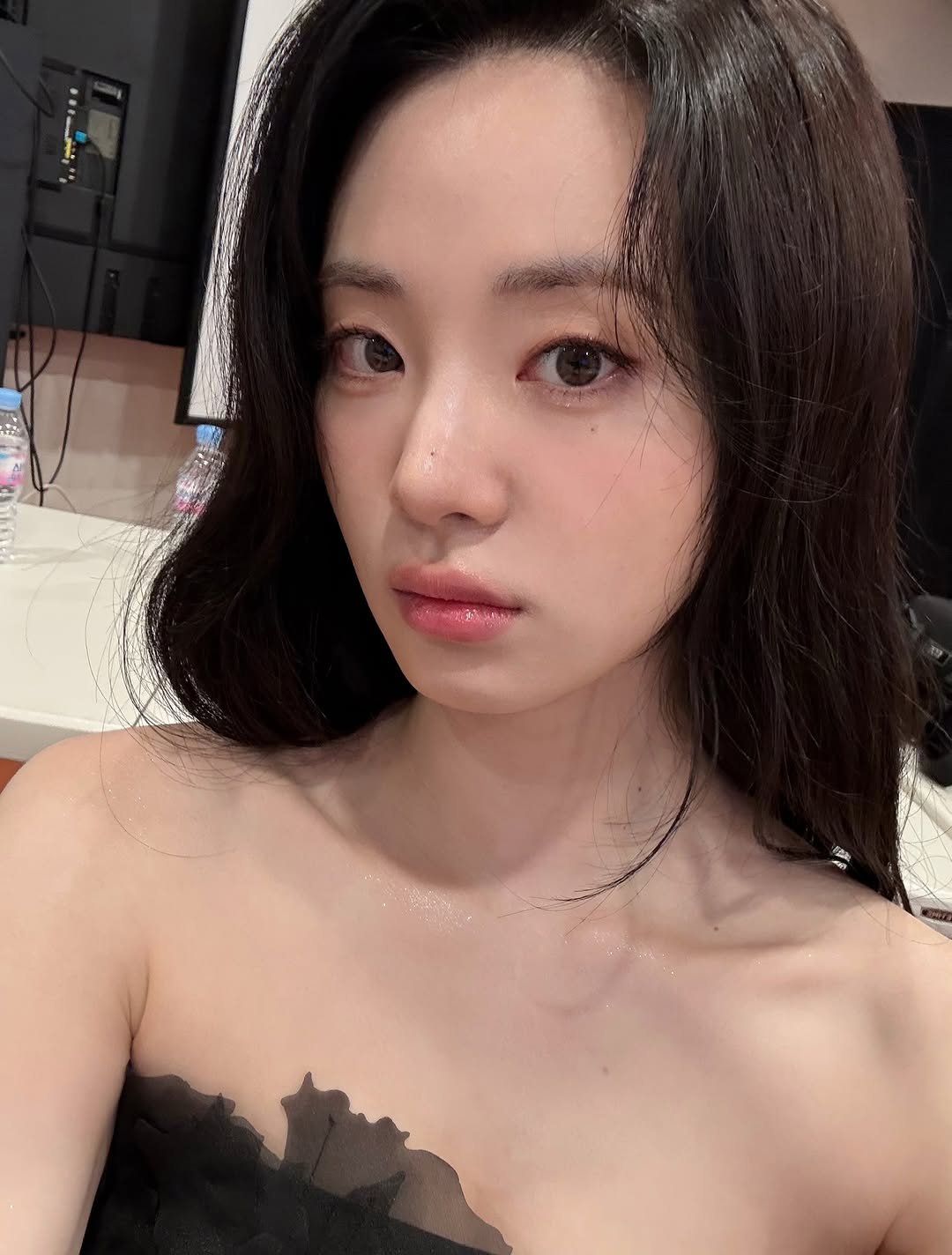 Photo by 신시아 on June 22, 2025. May be a selfie of 1 person, hair, slip and text.