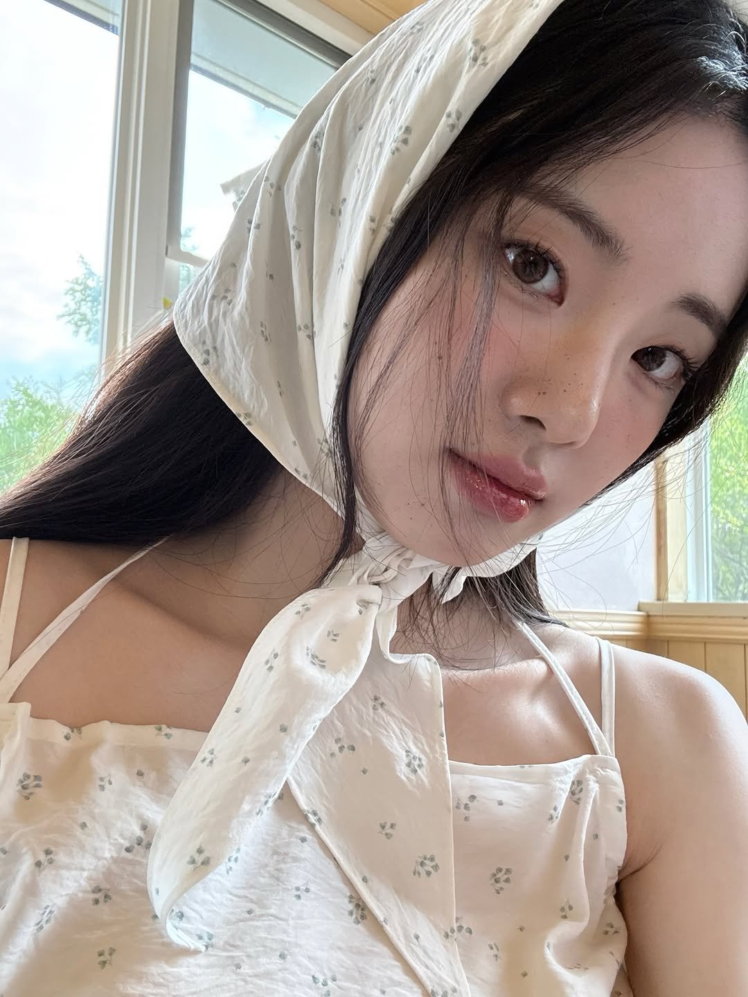 Photo shared by 신시아 on May 31, 2025 tagging @style_onandon. May be an image of one or more people, hair, slip, headscarf and head covering.