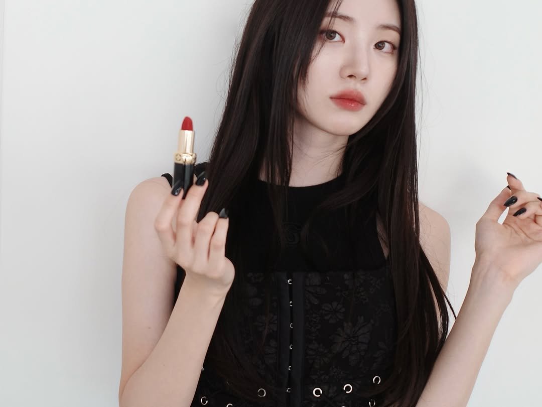 Photo shared by 신시아 on August 24, 2025 tagging @louisvuitton. May be an image of 1 person, makeup, lipstick, hair, top and text.