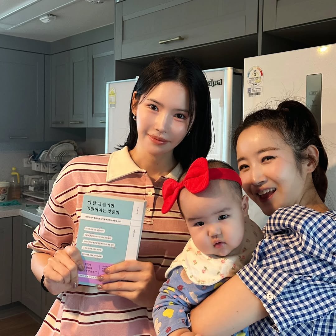 Photo by 행복부자 샤이니 | 건강. 마인드. 영어 on September 01, 2025. May be an image of 2 people, baby, medicine, water filter, diaper and text.
