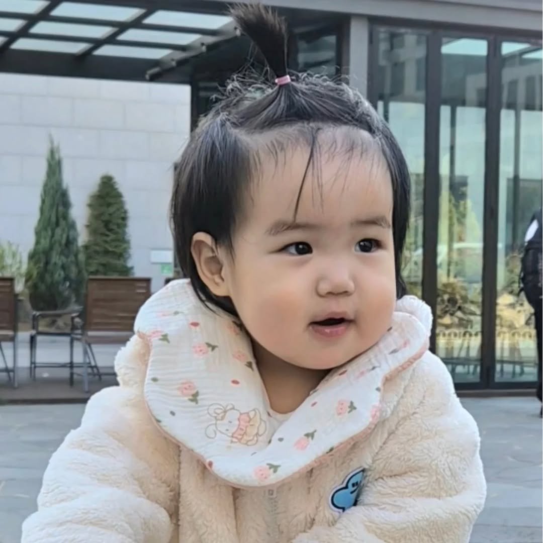 Photo by 행복부자 샤이니 | 건강. 마인드. 영어 on April 27, 2026. May be an image of baby, hair, duffle coat, fleece, parka, snowsuit, turtleneck and text.