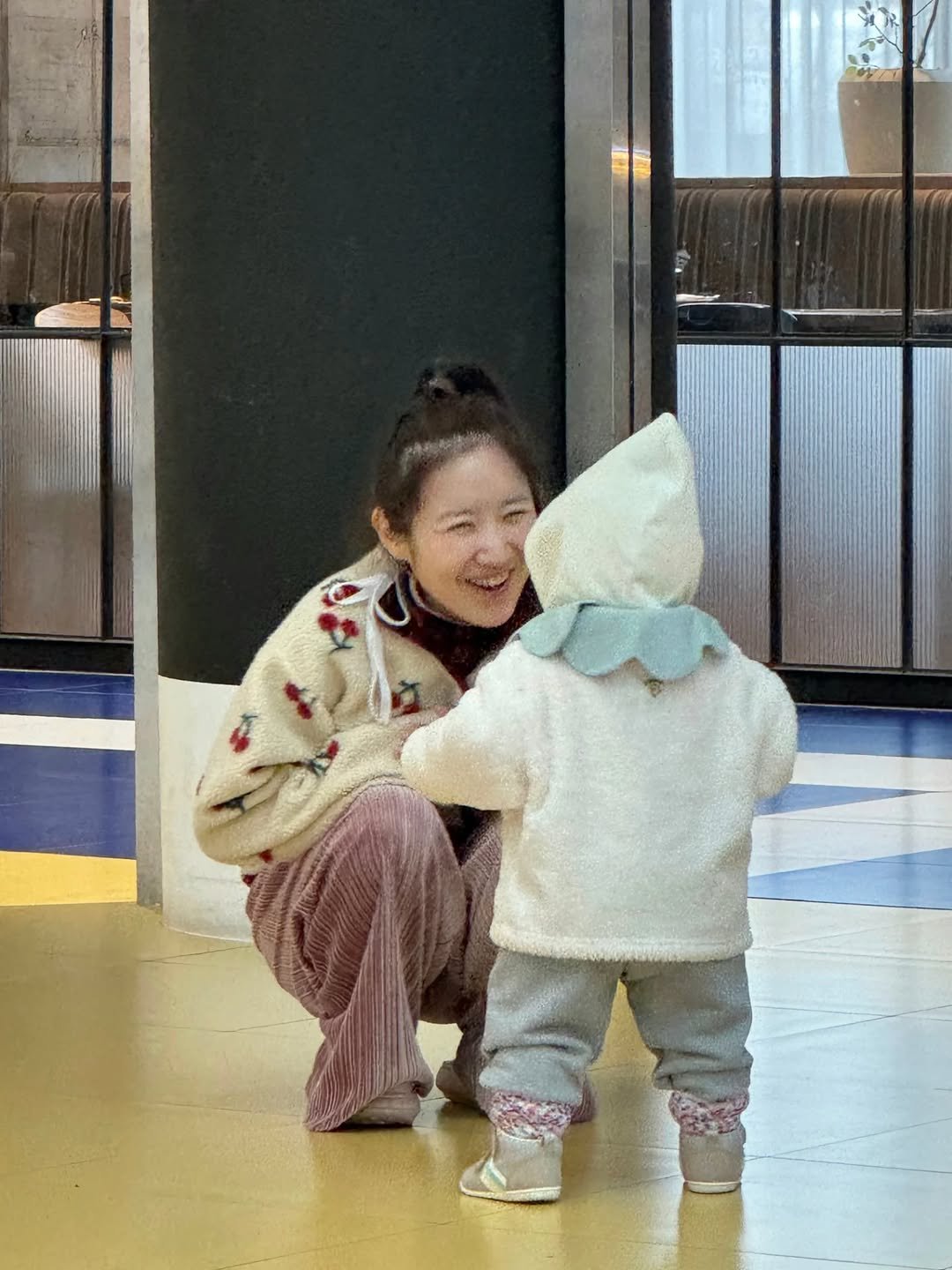 Photo by 행복부자 샤이니 | 건강. 마인드. 영어 on April 16, 2026. May be an image of baby, standing, duffle coat and text.