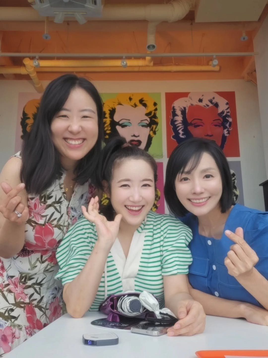 Photo by 행복부자 샤이니 | 건강. 마인드. 영어 on August 11, 2025. May be an image of 3 people, hair and text.