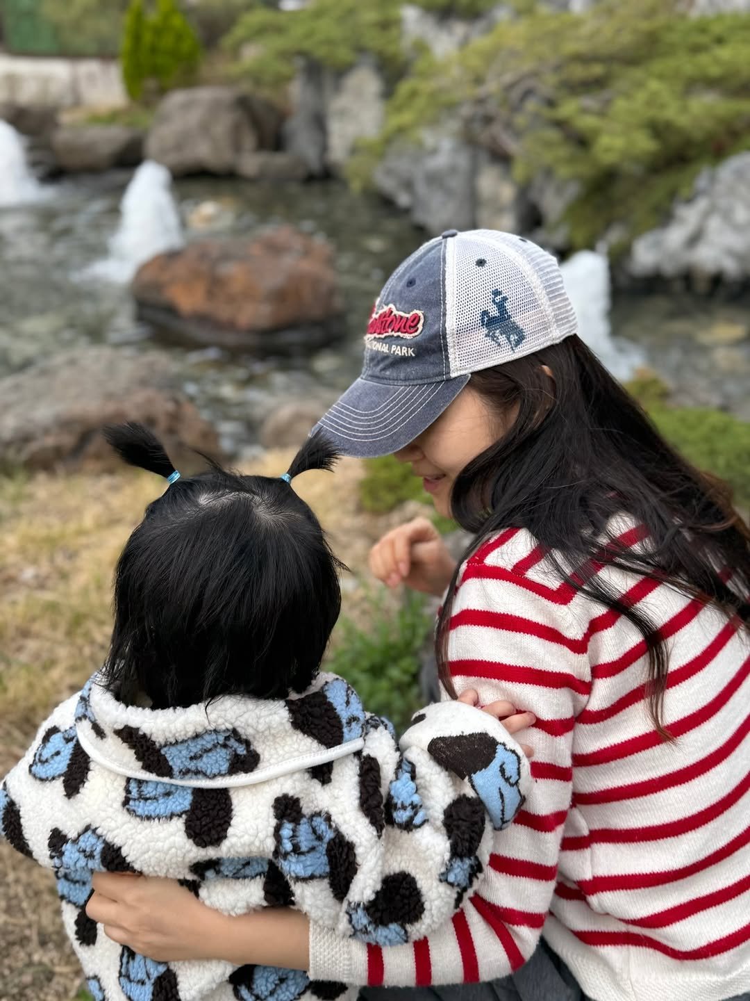Photo by 행복부자 샤이니 | 건강. 마인드. 영어 on April 03, 2026. May be an image of child, hat, outdoors and text.