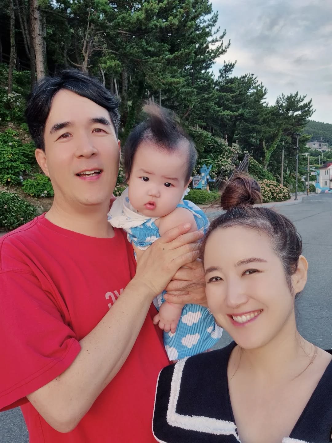 Photo by 행복부자 샤이니 | 건강. 마인드. 영어 on July 31, 2025. May be an image of baby, pie, outdoors and text.