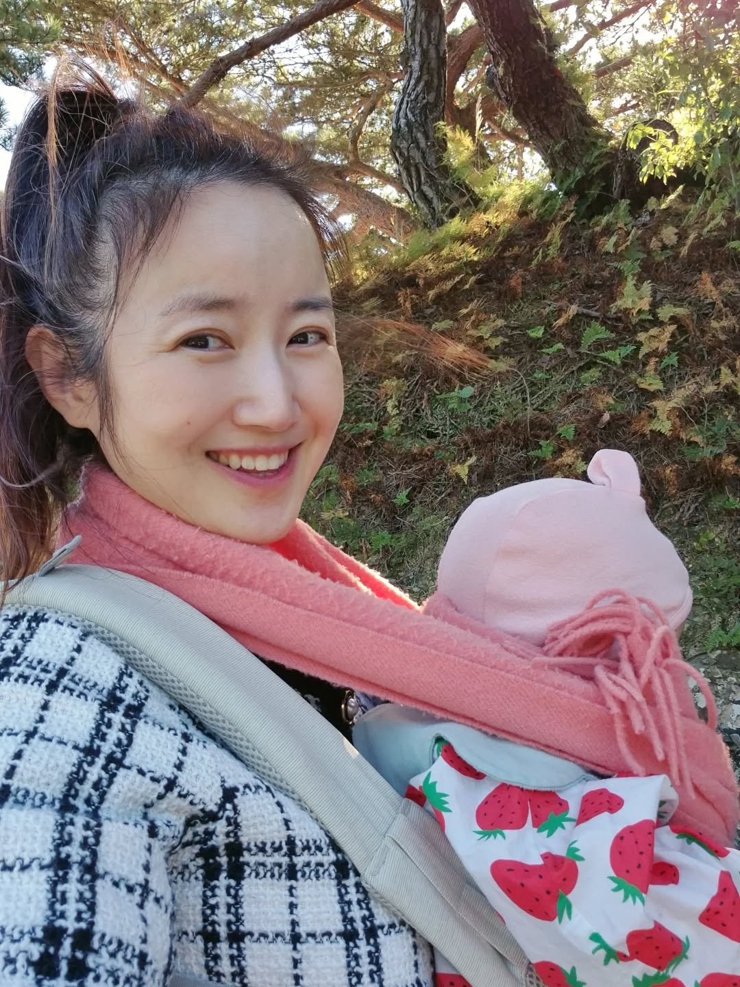 Photo by 행복부자 샤이니 | 건강. 마인드. 영어 on October 31, 2025. May be an image of duffle coat, scarf, sling, park, picnic and text.