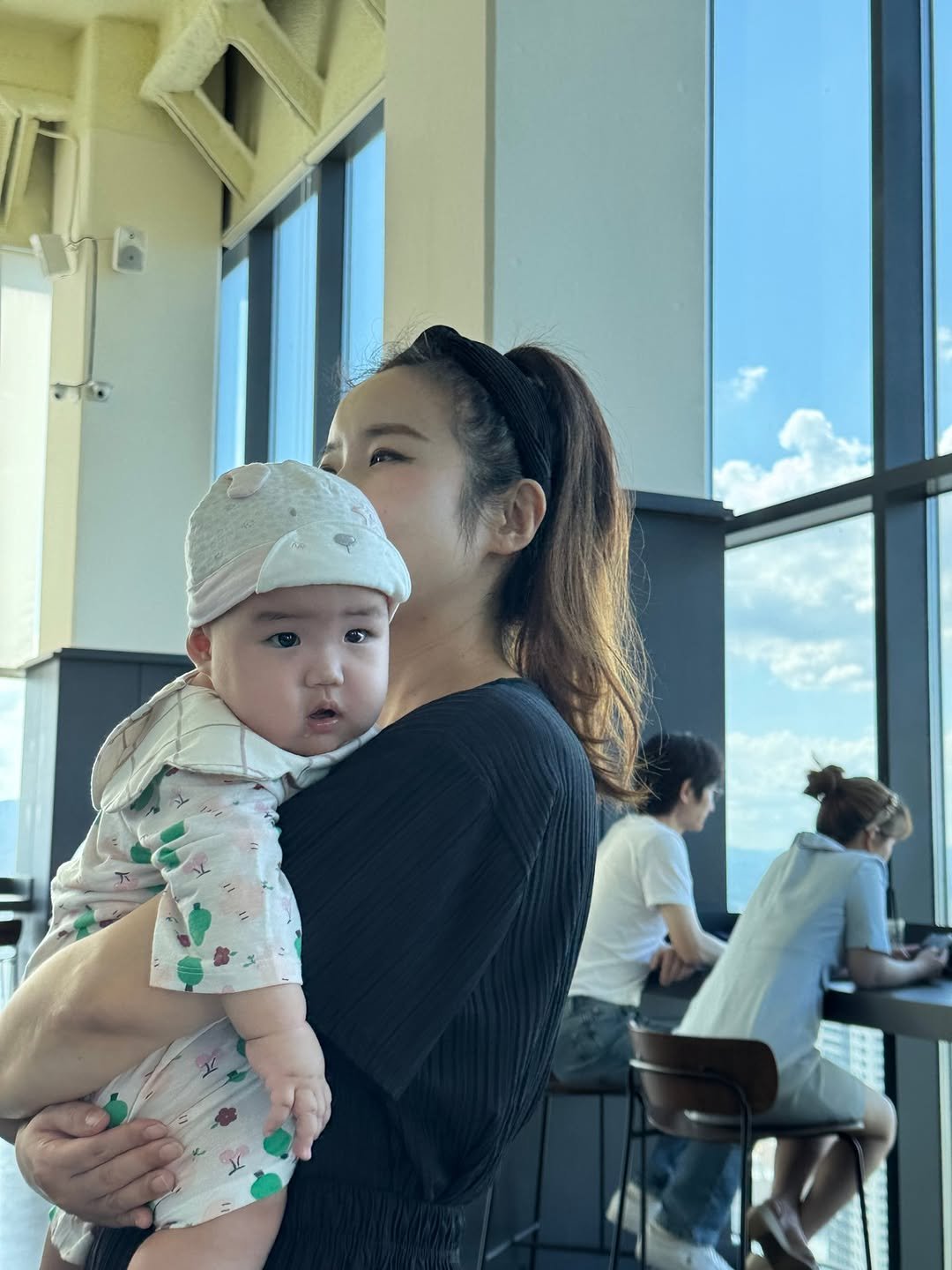 Photo by 행복부자 샤이니 | 건강. 마인드. 영어 on August 25, 2025. May be an image of 2 people, baby, diaper, turban and text.