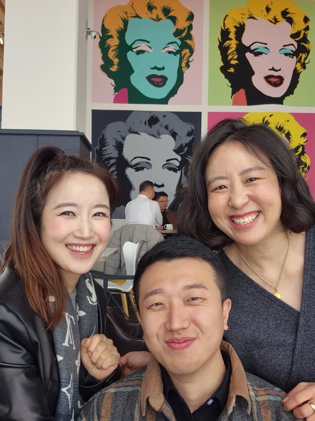 Photo by 행복부자 샤이니 | 건강. 마인드. 영어 on January 15, 2026. May be pop art of one or more people, hair and text.