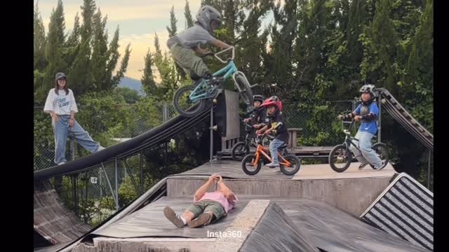 shion_bmx1010 게시물 이미지: Jumping over my dad with “BARSPIN”🤣🤣😂😂

Thanks...