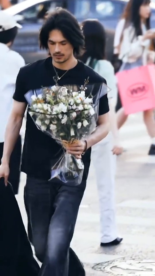 shiyun_fengjii 게시물 이미지: 💛🪴

#chineseboy #fypage #viral #tiktokers...